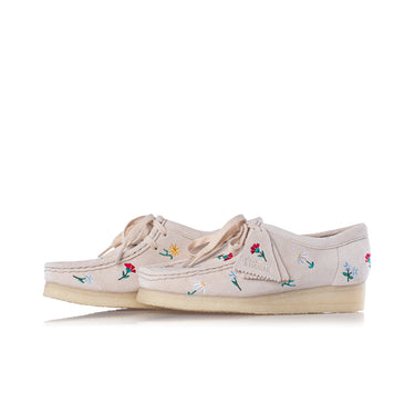 CLARKS ORIGINALS FEMME WALLABEE TAUPE BRODERIE - Shoelosophy