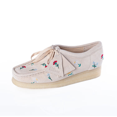 CLARKS ORIGINALS FEMME WALLABEE TAUPE BRODERIE - Shoelosophy