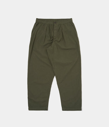 UNIVERSAL WORKS PLEATED TRACK PANT 34640 MERIDA SEERSUCKER OLIVE - Shoelosophy