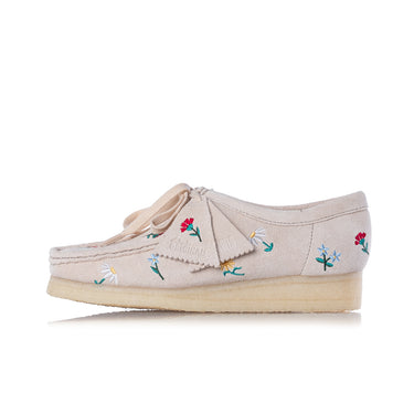 CLARKS ORIGINALS WOMENS WALLABEE TAUPE EMBROIDERY - Shoelosophy