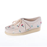 CLARKS ORIGINALS 여성 WALLABEE TAUPE 자수 - Shoelosophy