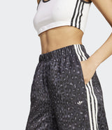 ADIDAS ORIGINALS 새틴 와이드 레그 팬츠 KA2667 레오파드 프린트 - Shoelosophy